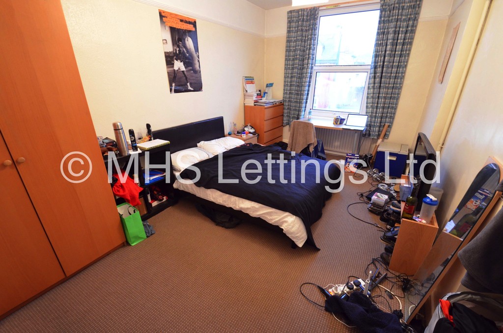 Photo of 8 Bedroom Mid Terraced House in 9 Brudenell Avenue, Leeds, LS6 1HD