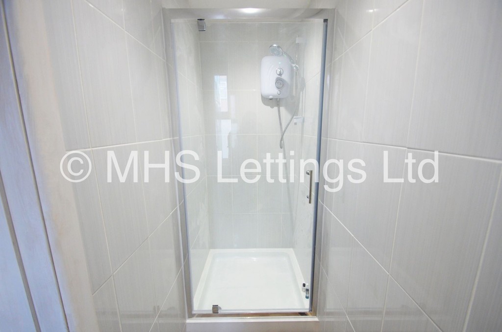 Photo of 8 Bedroom Mid Terraced House in 9 Brudenell Avenue, Leeds, LS6 1HD