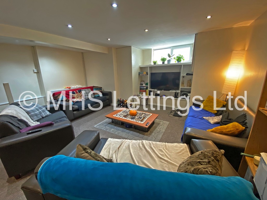 Photo of 8 Bedroom Mid Terraced House in 9 Brudenell Avenue, Leeds, LS6 1HD