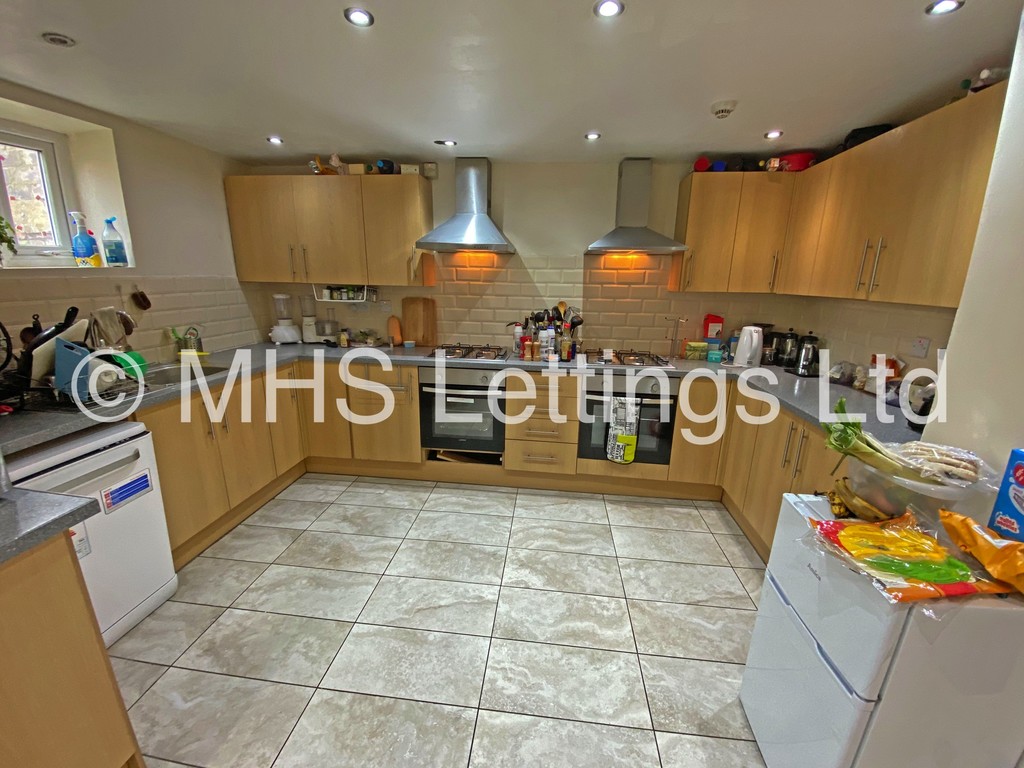 Photo of 8 Bedroom Mid Terraced House in 9 Brudenell Avenue, Leeds, LS6 1HD