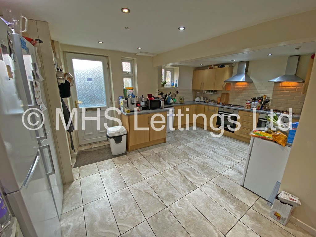 Photo of 8 Bedroom Mid Terraced House in 9 Brudenell Avenue, Leeds, LS6 1HD