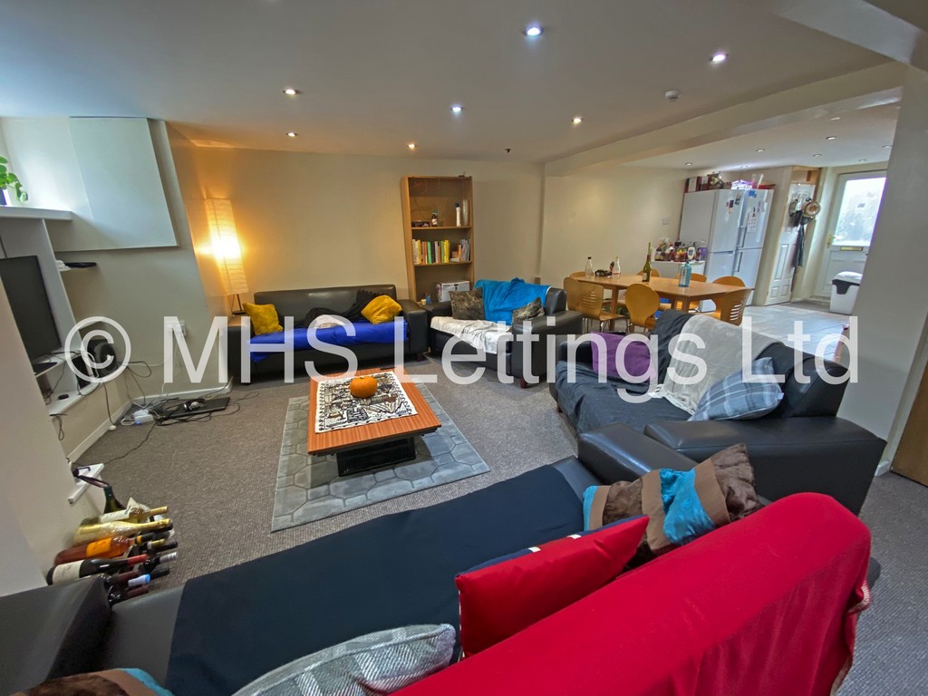 Photo of 8 Bedroom Mid Terraced House in 9 Brudenell Avenue, Leeds, LS6 1HD