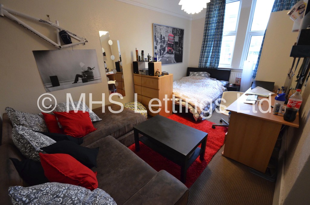 Photo of 8 Bedroom Mid Terraced House in 9 Brudenell Avenue, Leeds, LS6 1HD