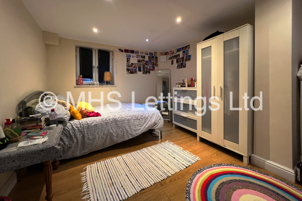 Photo of 6 Bedroom Mid Terraced House in 16 Newport Gardens, Leeds, LS6 3DA