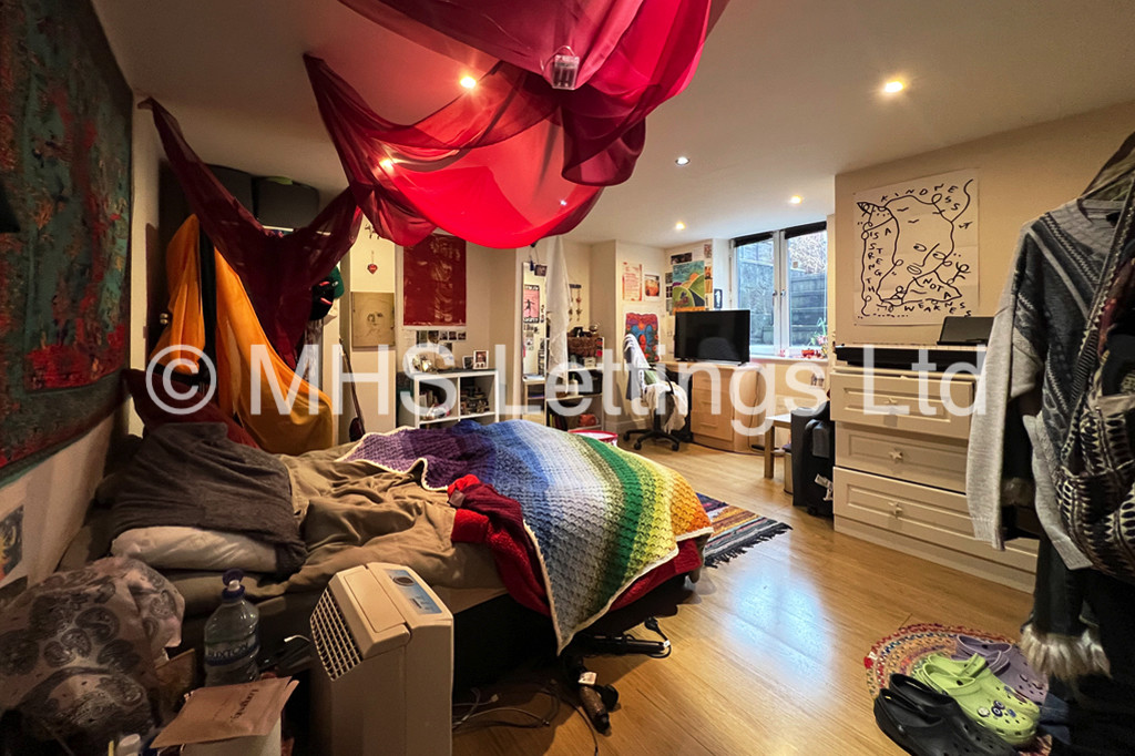 Photo of 6 Bedroom Mid Terraced House in 16 Newport Gardens, Leeds, LS6 3DA