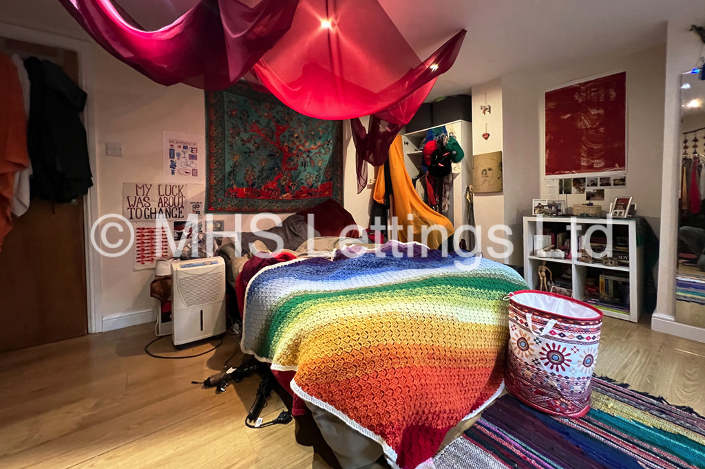 Photo of 6 Bedroom Mid Terraced House in 16 Newport Gardens, Leeds, LS6 3DA