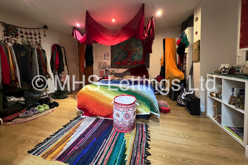 Photo of 6 Bedroom Mid Terraced House in 16 Newport Gardens, Leeds, LS6 3DA