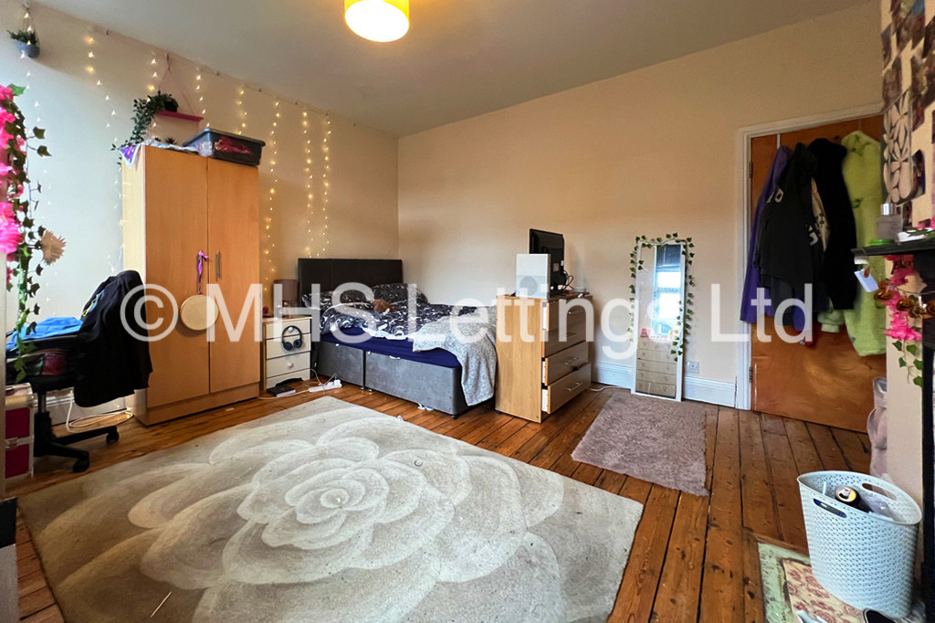 Photo of 6 Bedroom Mid Terraced House in 16 Newport Gardens, Leeds, LS6 3DA