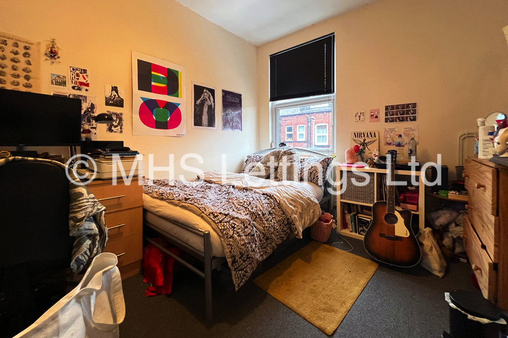 Photo of 6 Bedroom Mid Terraced House in 16 Newport Gardens, Leeds, LS6 3DA