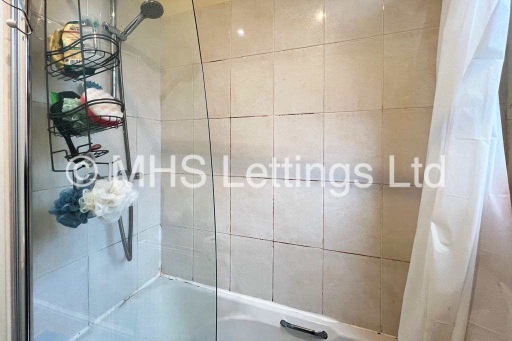 Photo of 6 Bedroom Mid Terraced House in 16 Newport Gardens, Leeds, LS6 3DA