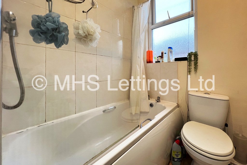 Photo of 6 Bedroom Mid Terraced House in 16 Newport Gardens, Leeds, LS6 3DA
