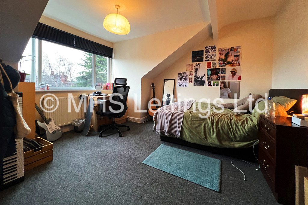 Photo of 6 Bedroom Mid Terraced House in 16 Newport Gardens, Leeds, LS6 3DA