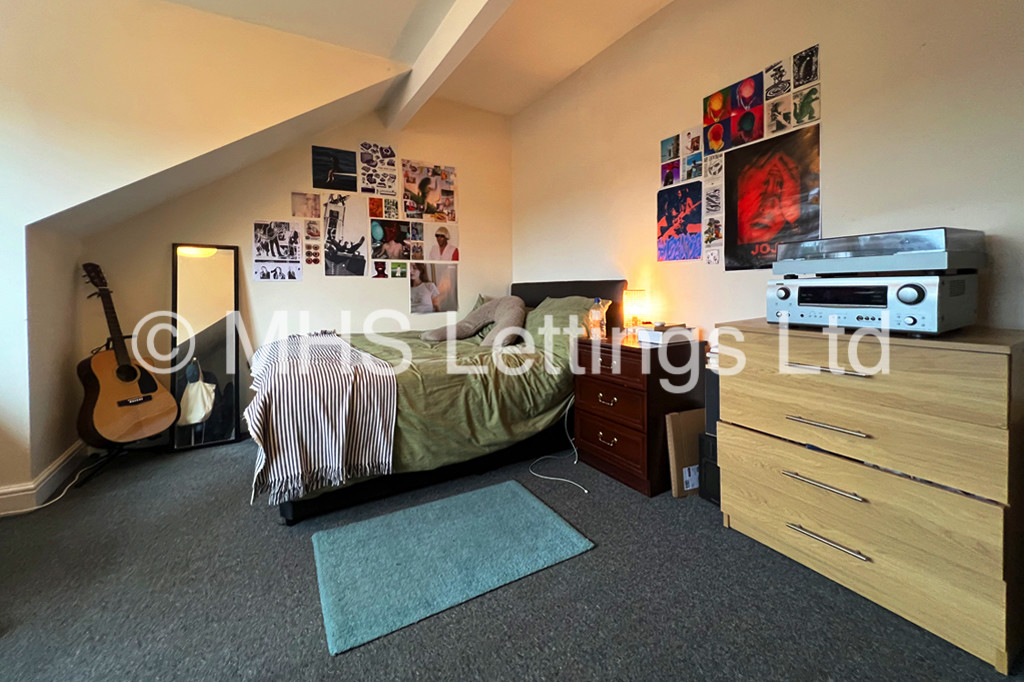 Photo of 6 Bedroom Mid Terraced House in 16 Newport Gardens, Leeds, LS6 3DA