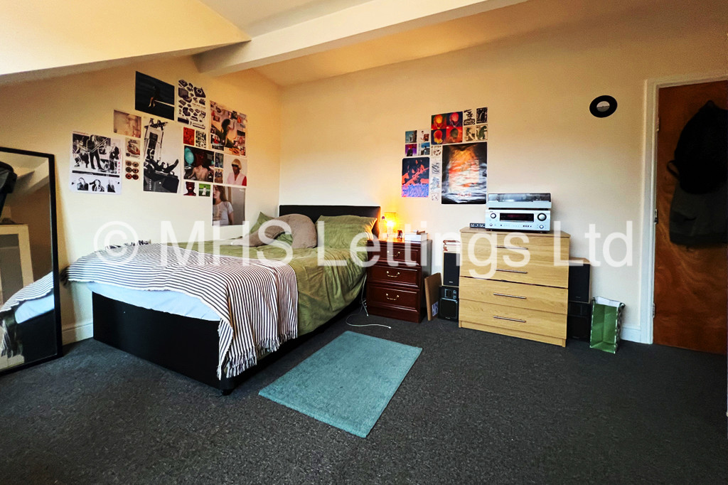 Photo of 6 Bedroom Mid Terraced House in 16 Newport Gardens, Leeds, LS6 3DA