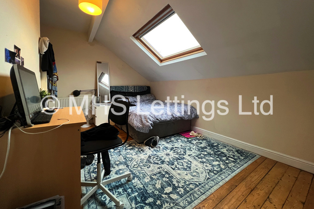 Photo of 6 Bedroom Mid Terraced House in 16 Newport Gardens, Leeds, LS6 3DA