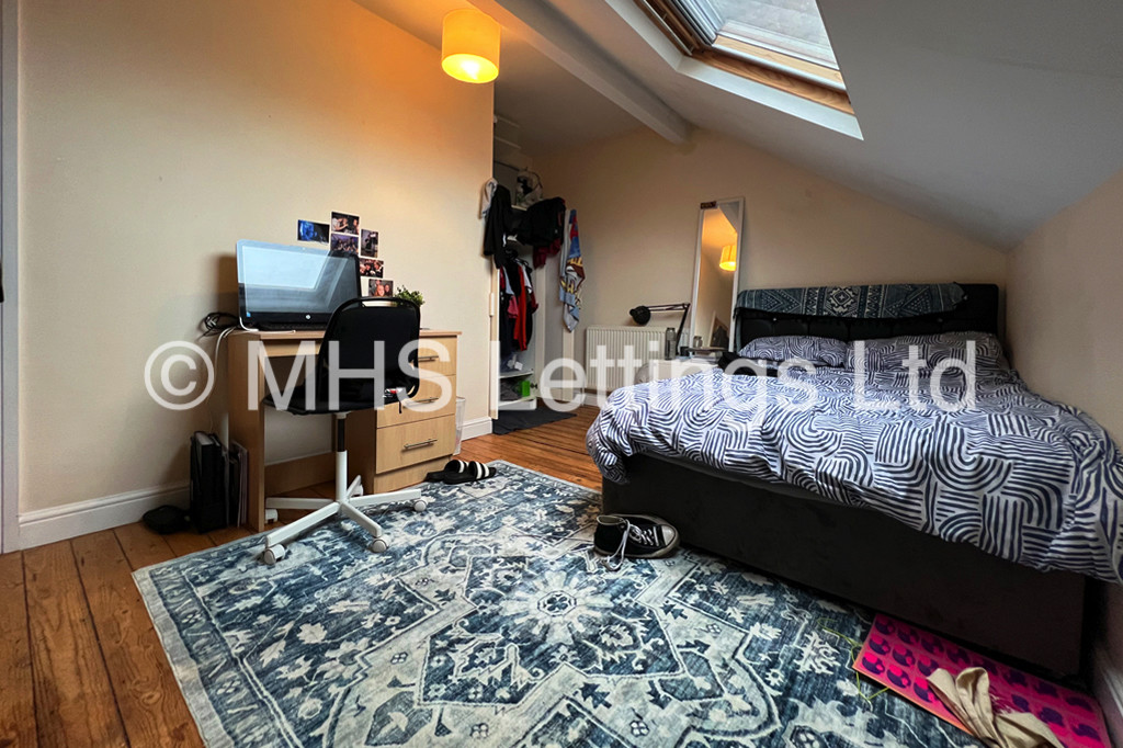 Photo of 6 Bedroom Mid Terraced House in 16 Newport Gardens, Leeds, LS6 3DA