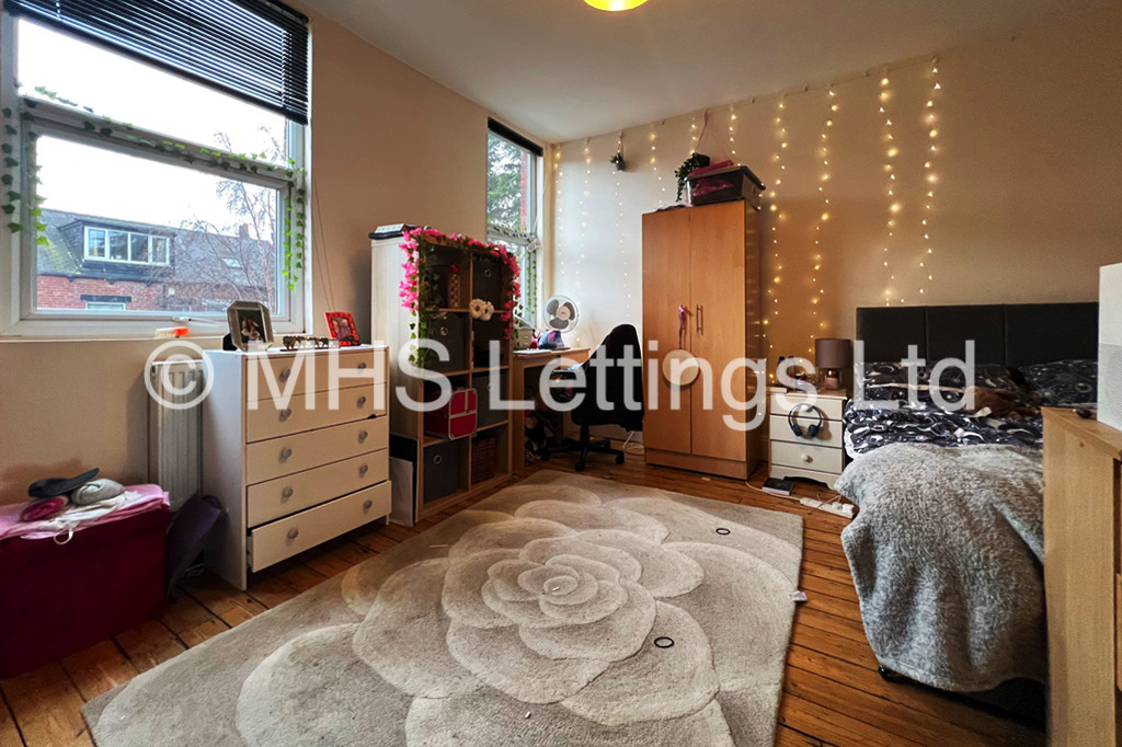 Photo of 6 Bedroom Mid Terraced House in 16 Newport Gardens, Leeds, LS6 3DA
