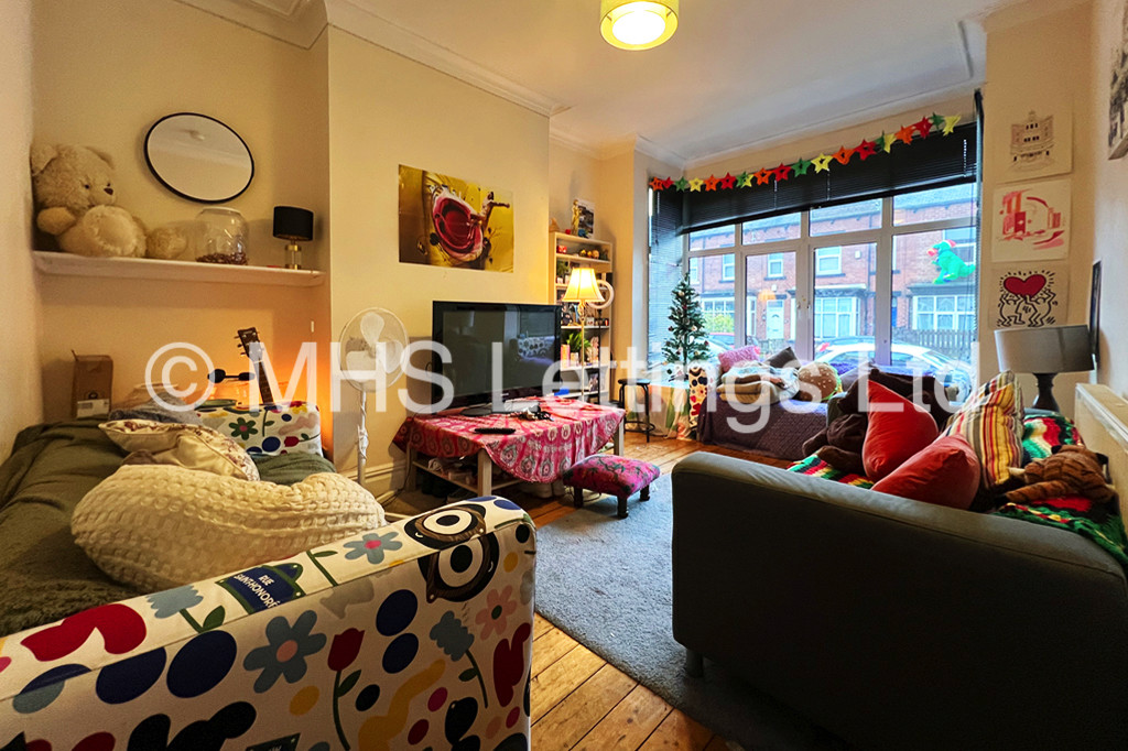 Photo of 6 Bedroom Mid Terraced House in 16 Newport Gardens, Leeds, LS6 3DA