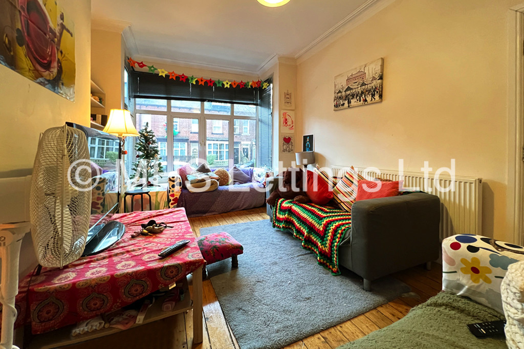 Photo of 6 Bedroom Mid Terraced House in 16 Newport Gardens, Leeds, LS6 3DA