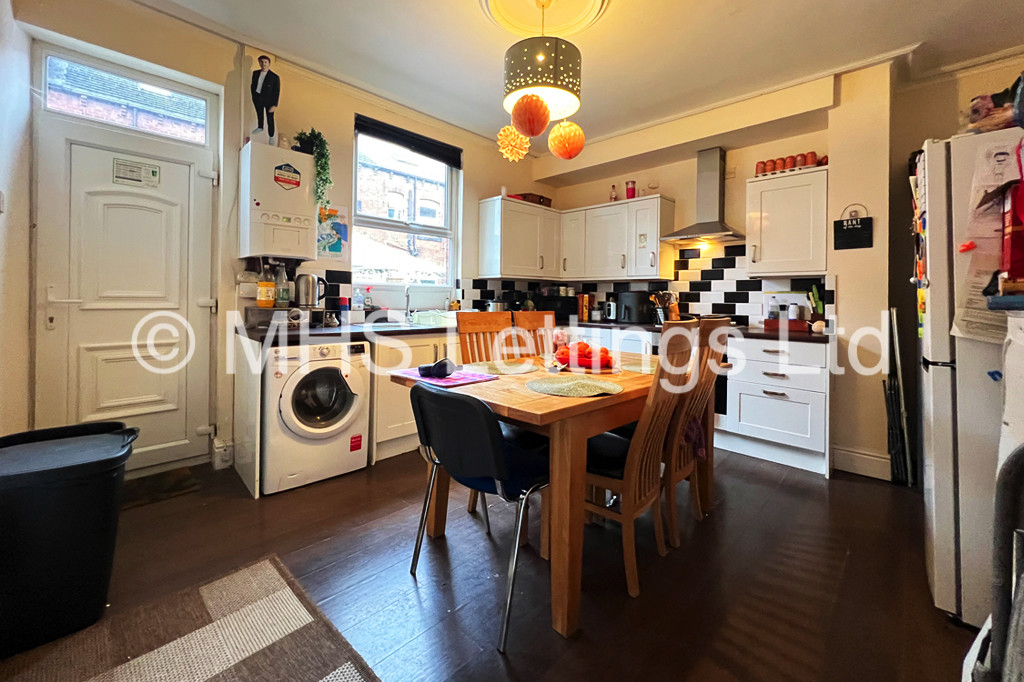 Photo of 6 Bedroom Mid Terraced House in 16 Newport Gardens, Leeds, LS6 3DA
