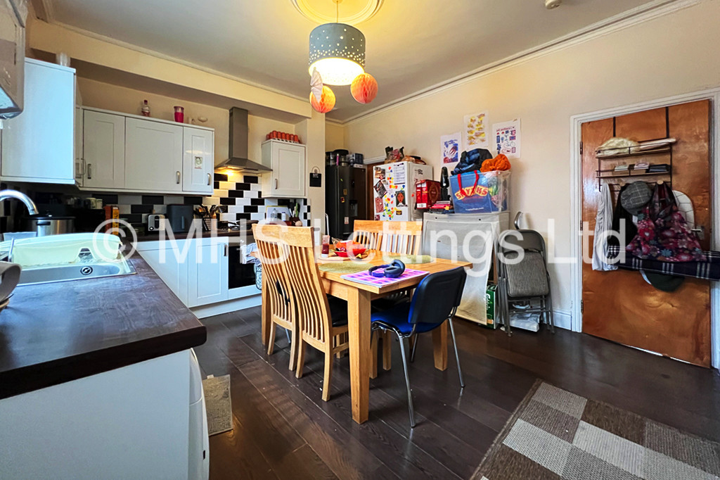 Photo of 6 Bedroom Mid Terraced House in 16 Newport Gardens, Leeds, LS6 3DA