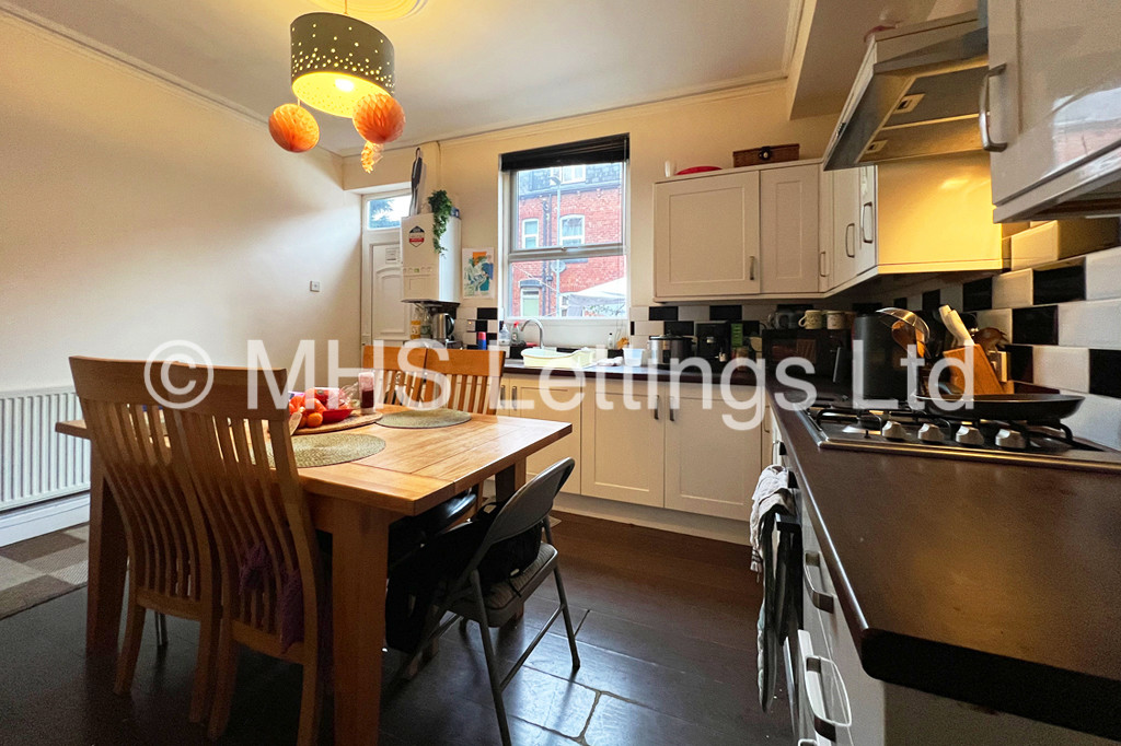 Photo of 6 Bedroom Mid Terraced House in 16 Newport Gardens, Leeds, LS6 3DA
