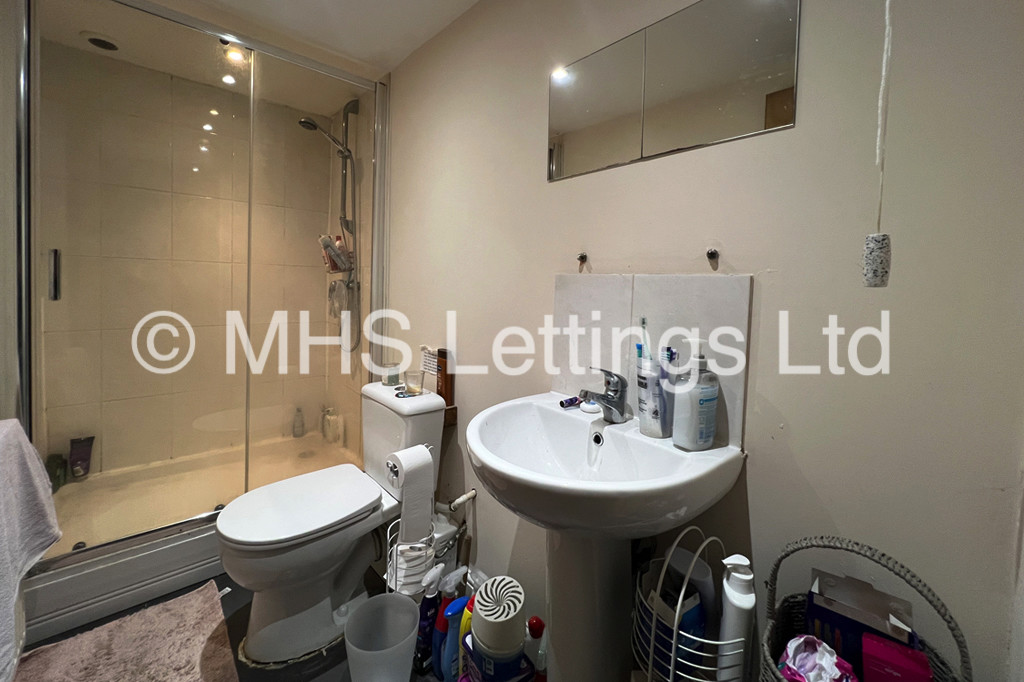 Photo of 6 Bedroom Mid Terraced House in 16 Newport Gardens, Leeds, LS6 3DA