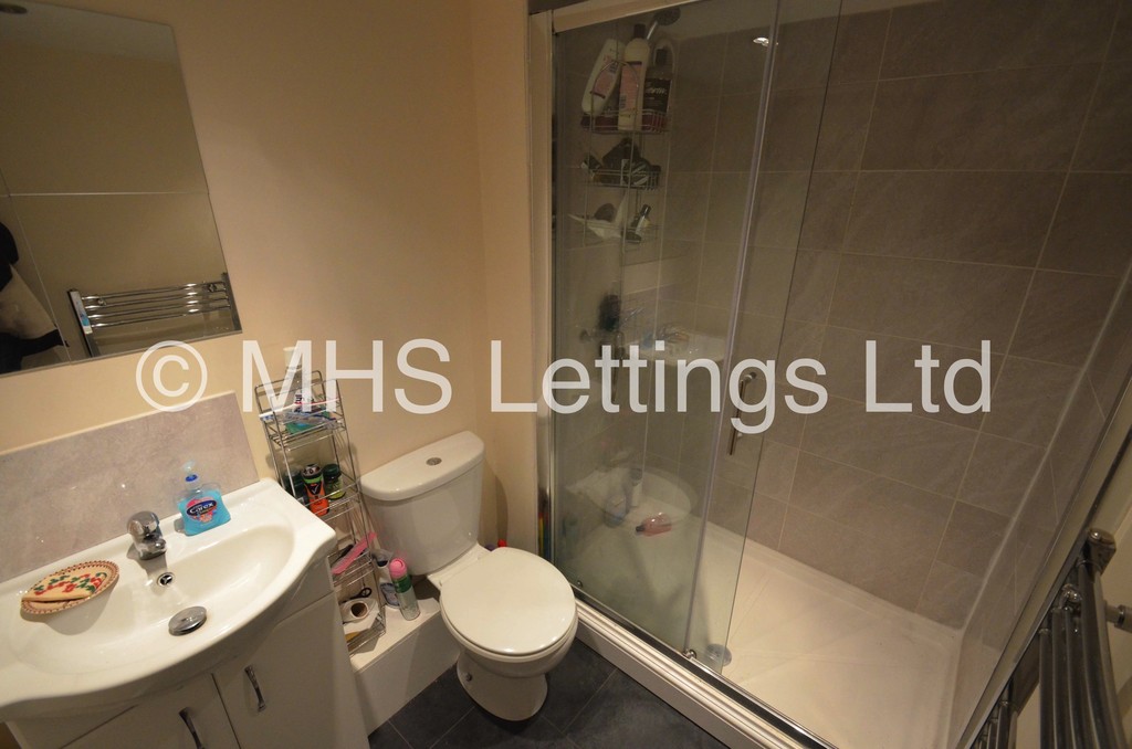 Photo of 3 Bedroom Mid Terraced House in 12 Talbot View, Leeds, LS4 2RQ