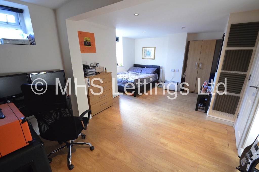 Photo of 3 Bedroom Mid Terraced House in 12 Talbot View, Leeds, LS4 2RQ