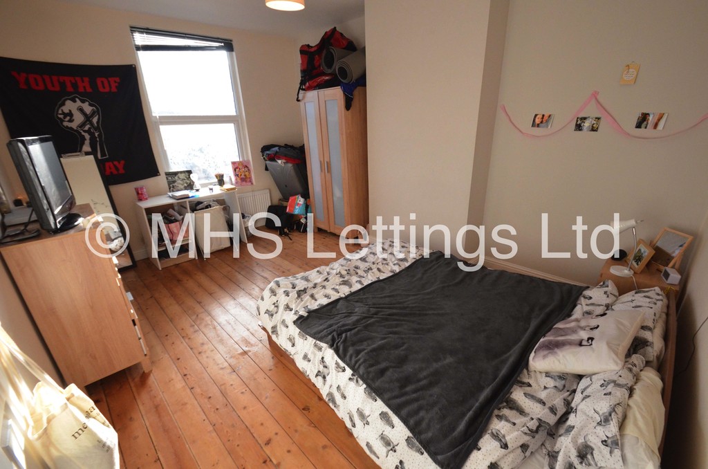Photo of 3 Bedroom Mid Terraced House in 12 Talbot View, Leeds, LS4 2RQ