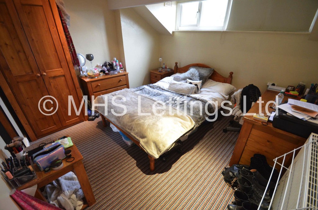 Photo of 3 Bedroom End Terraced House in 29 Welton Grove, Leeds, LS6 1ES
