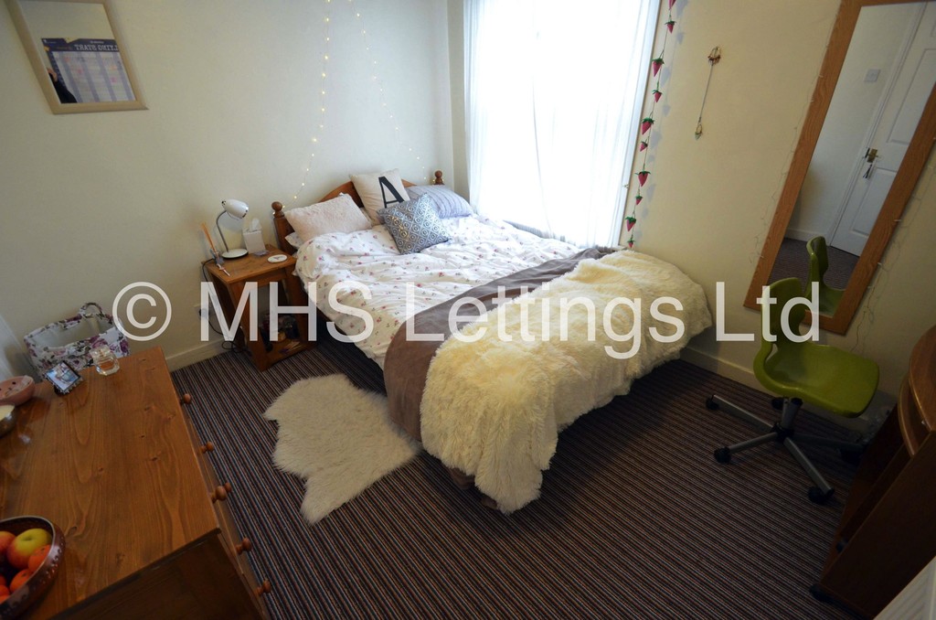 Photo of 3 Bedroom End Terraced House in 29 Welton Grove, Leeds, LS6 1ES