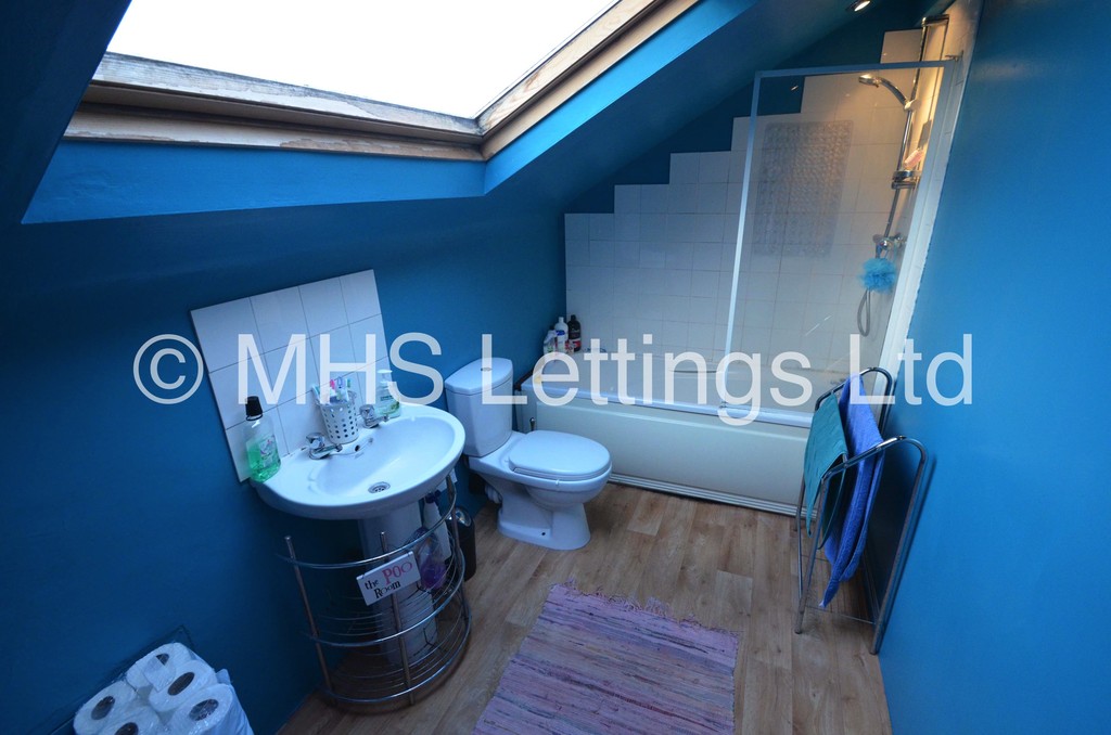 Photo of 3 Bedroom Mid Terraced House in 13 Welton Mount, Leeds, LS6 1ET