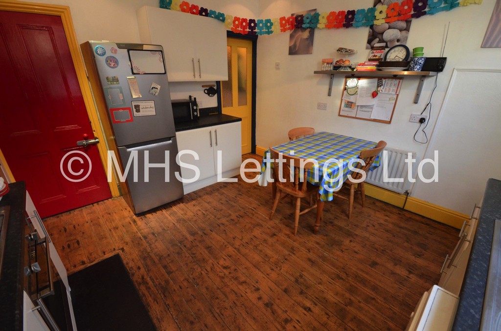 Photo of 3 Bedroom Mid Terraced House in 13 Welton Mount, Leeds, LS6 1ET