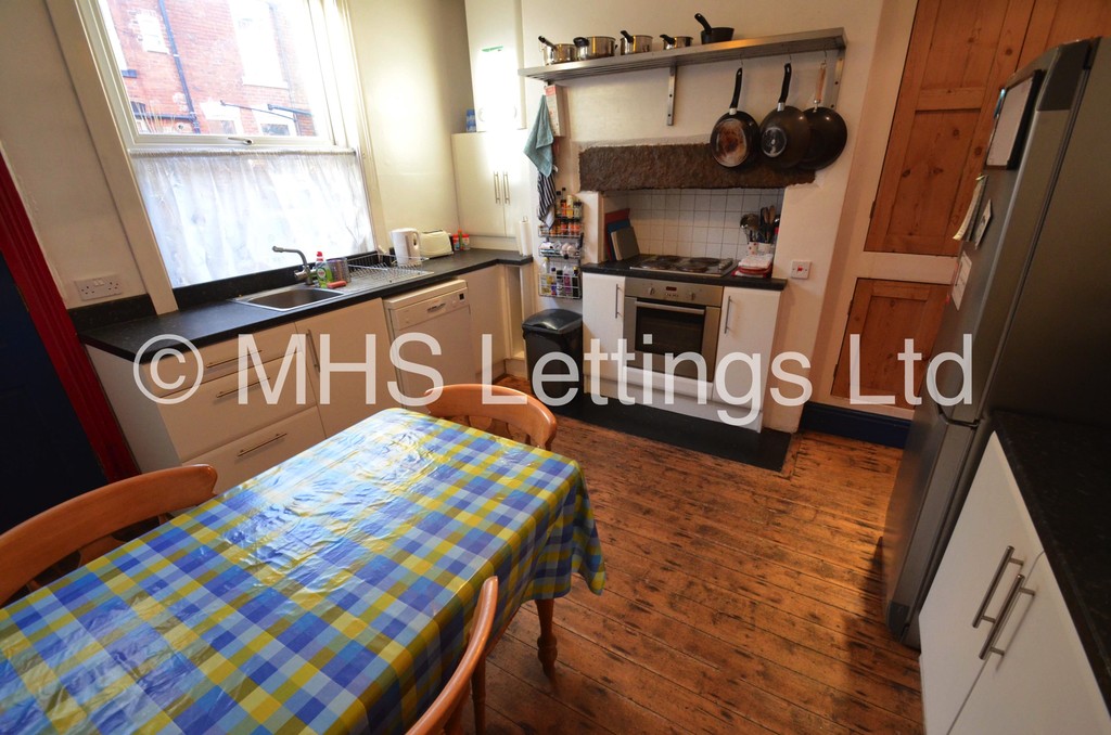 Photo of 3 Bedroom Mid Terraced House in 13 Welton Mount, Leeds, LS6 1ET