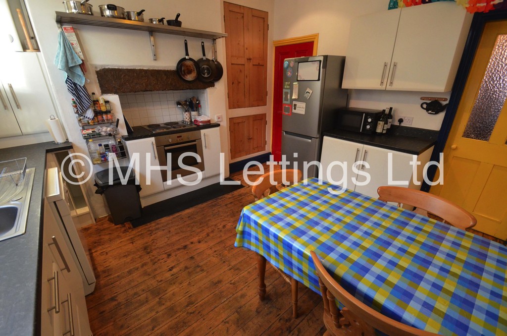 Photo of 3 Bedroom Mid Terraced House in 13 Welton Mount, Leeds, LS6 1ET