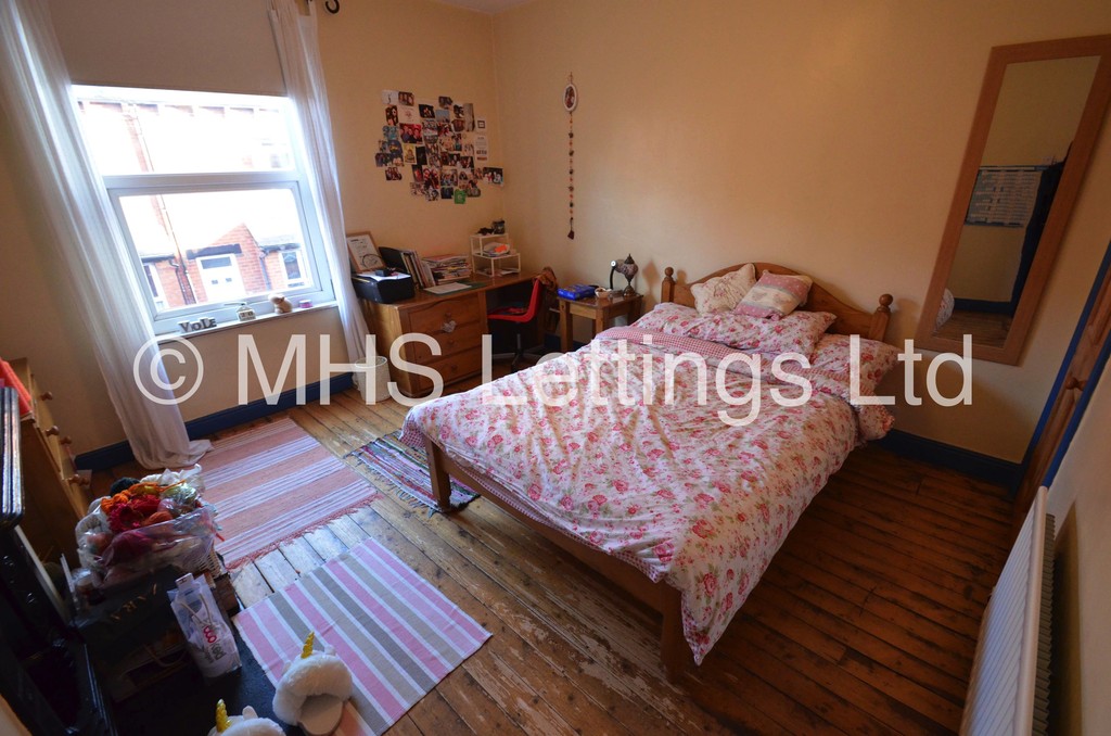 Photo of 3 Bedroom Mid Terraced House in 13 Welton Mount, Leeds, LS6 1ET