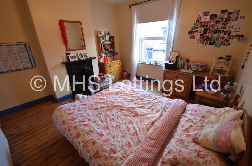 Photo of 3 Bedroom Mid Terraced House in 13 Welton Mount, Leeds, LS6 1ET