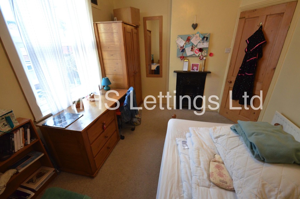Photo of 3 Bedroom Mid Terraced House in 13 Welton Mount, Leeds, LS6 1ET
