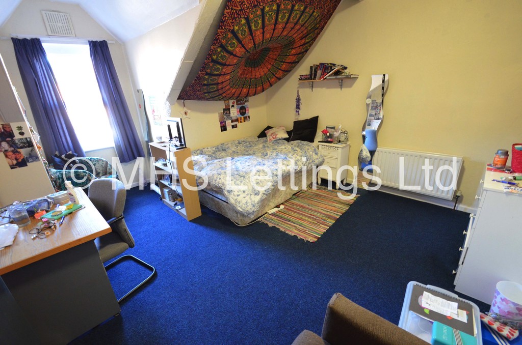 Photo of 4 Bedroom Mid Terraced House in 15 Hessle View, Leeds, LS6 1ER