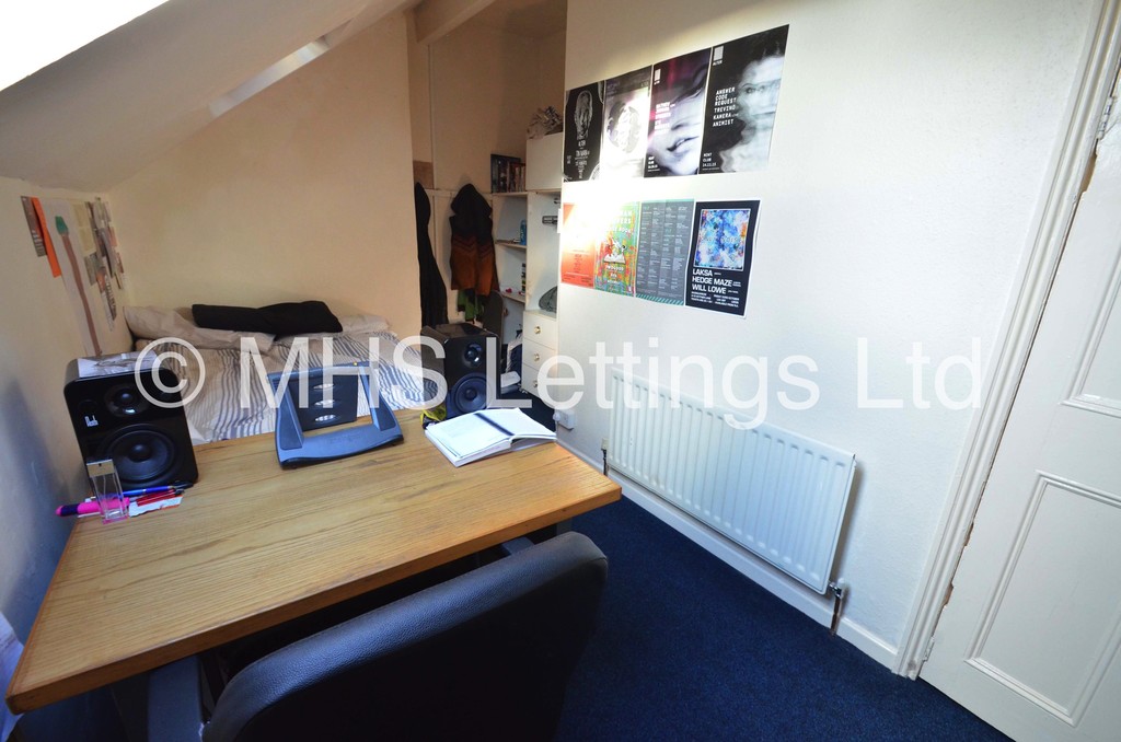 Photo of 4 Bedroom Mid Terraced House in 15 Hessle View, Leeds, LS6 1ER