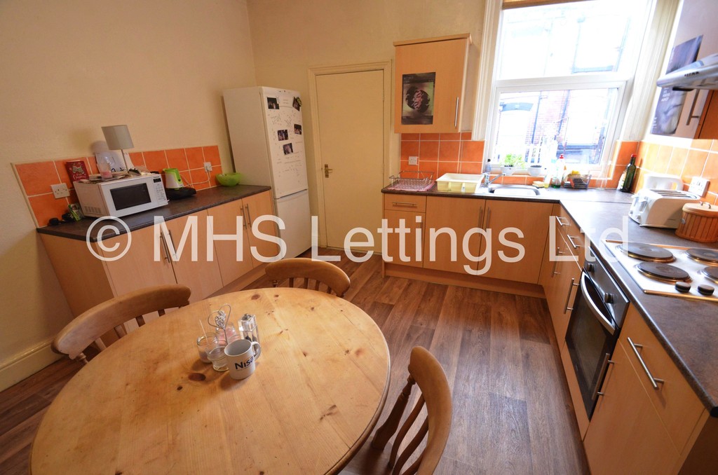 Photo of 4 Bedroom Mid Terraced House in 15 Hessle View, Leeds, LS6 1ER