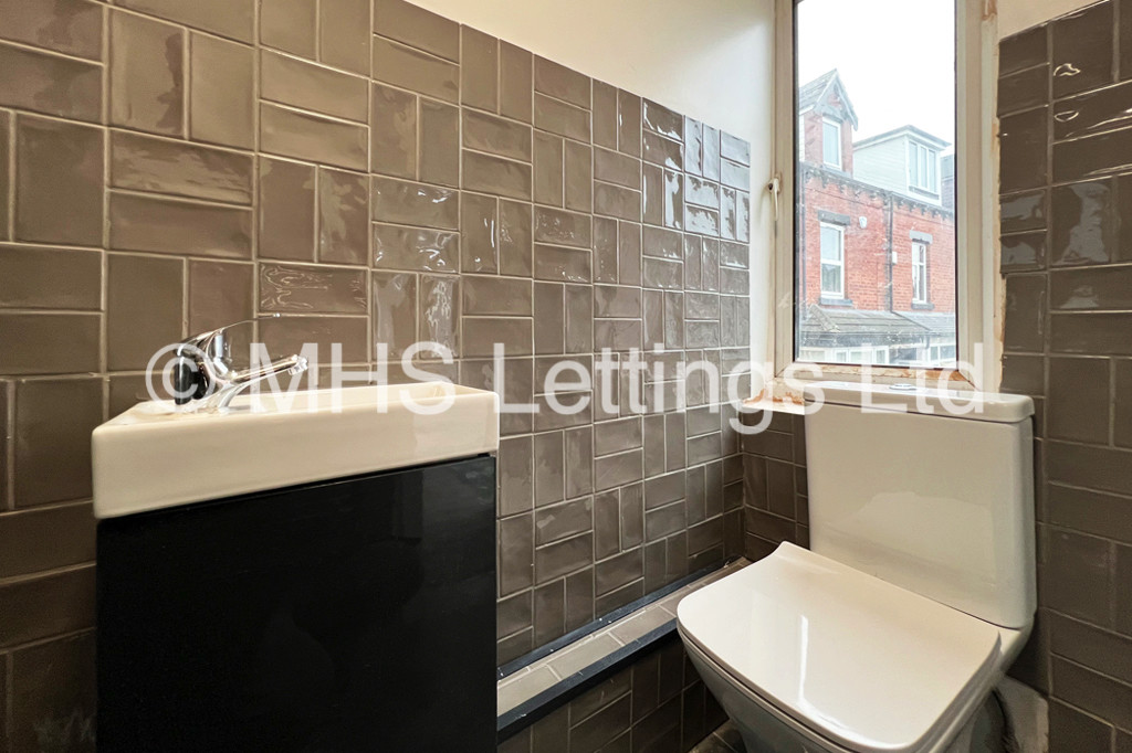 Photo of 6 Bedroom Semi-Detached House in 32 Grimthorpe Terrace, Leeds, LS6 3JS