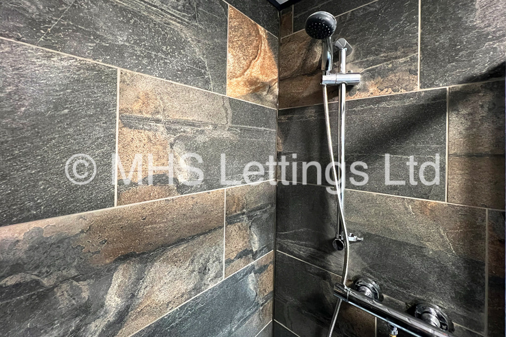 Photo of 6 Bedroom Semi-Detached House in 32 Grimthorpe Terrace, Leeds, LS6 3JS