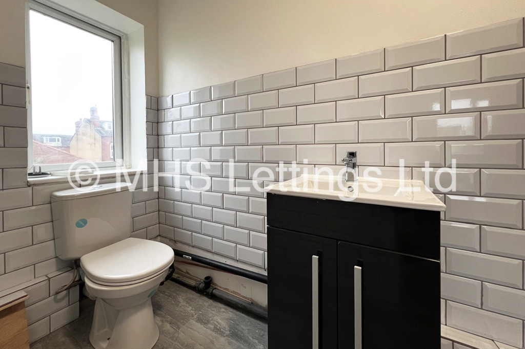 Photo of 6 Bedroom Semi-Detached House in 32 Grimthorpe Terrace, Leeds, LS6 3JS