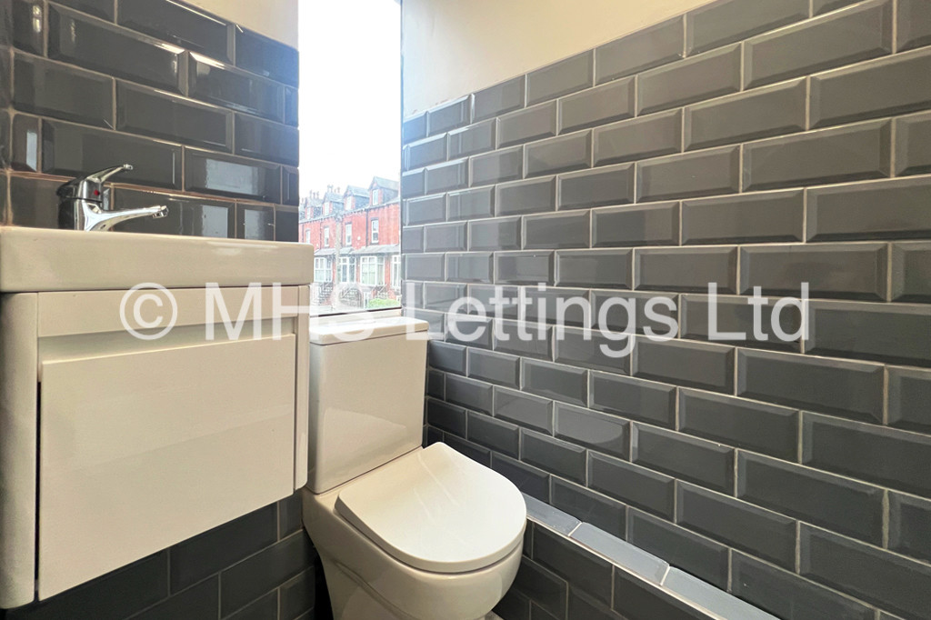 Photo of 6 Bedroom Semi-Detached House in 32 Grimthorpe Terrace, Leeds, LS6 3JS