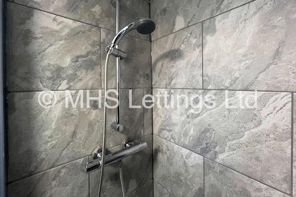 Photo of 6 Bedroom Semi-Detached House in 32 Grimthorpe Terrace, Leeds, LS6 3JS