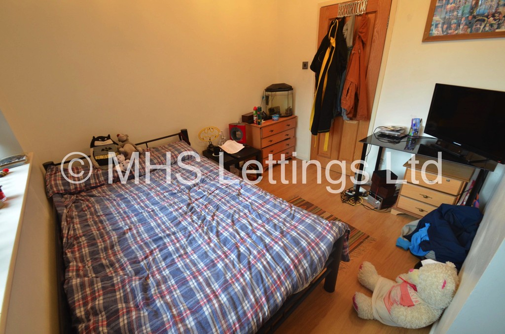 Photo of 3 Bedroom Apartment in 20 The Poplars, Leeds, LS6 2BT