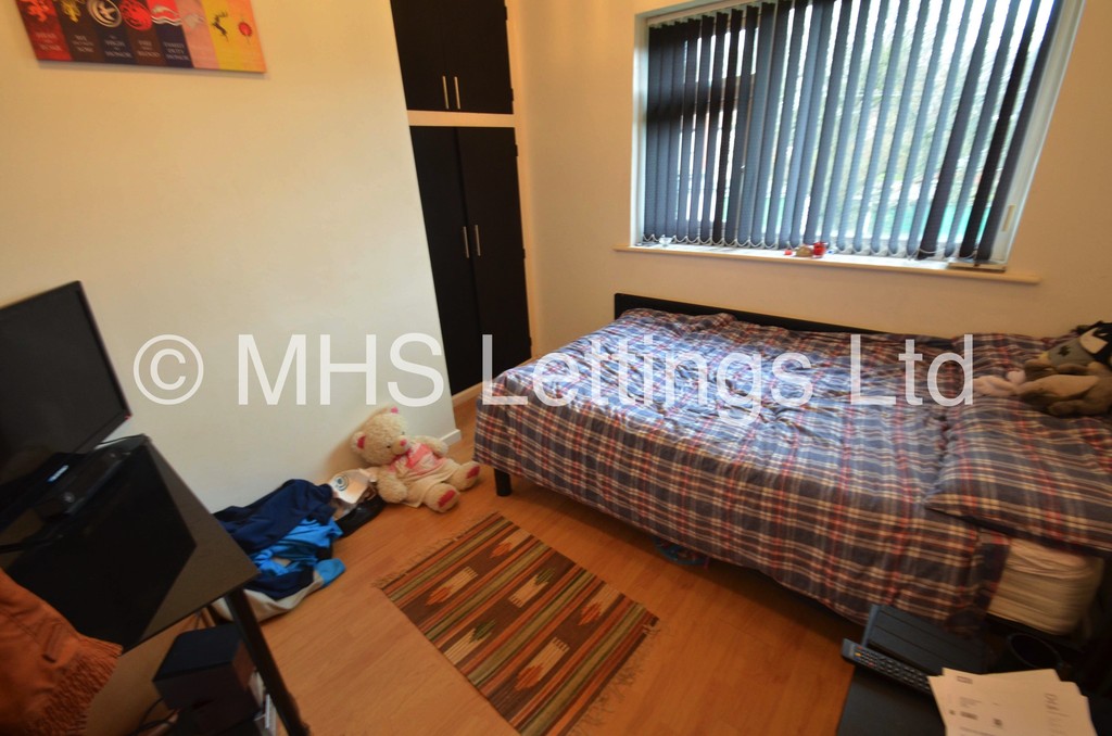 Photo of 3 Bedroom Apartment in 20 The Poplars, Leeds, LS6 2BT
