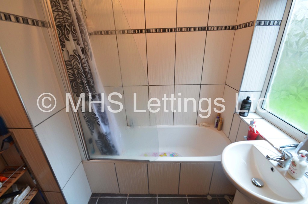 Photo of 3 Bedroom Apartment in 20 The Poplars, Leeds, LS6 2BT